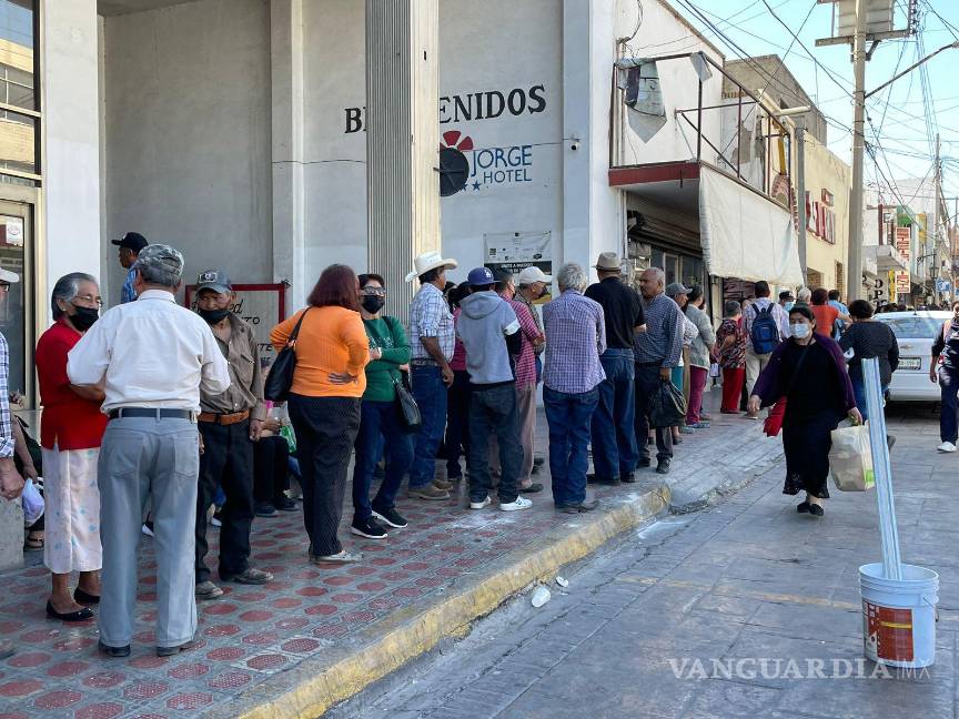 ¡Sólo hay una caja! Registran kilométricas filas en entrega de apoyos Bienestar