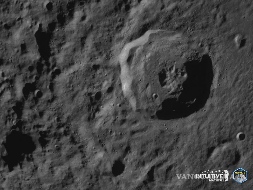$!El módulo Odiseo envió una foto de la superficie lunar antes de su aterrizaje en la Luna.