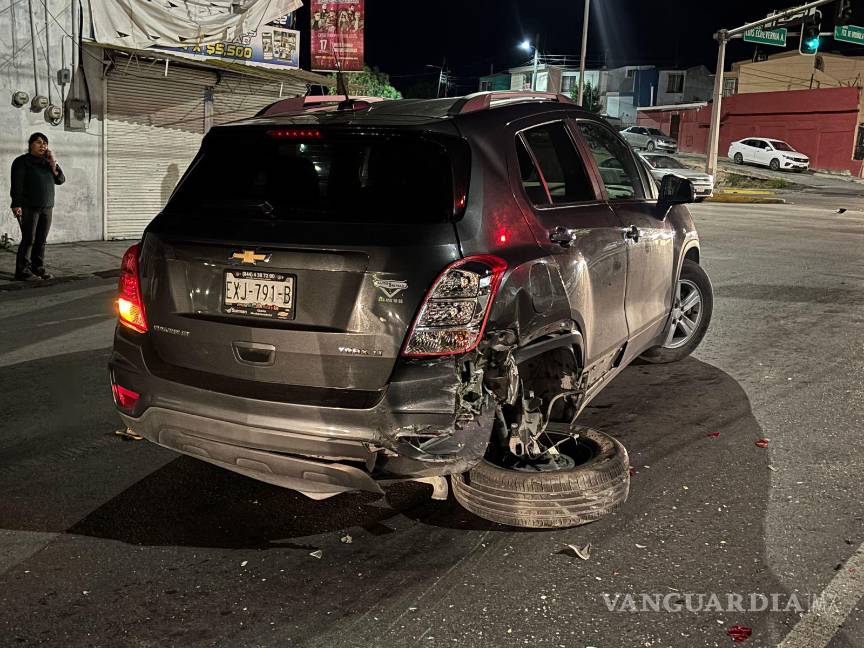 $!La camioneta Chevrolet Trax sufrió la destrucción total de la llanta trasera derecha.