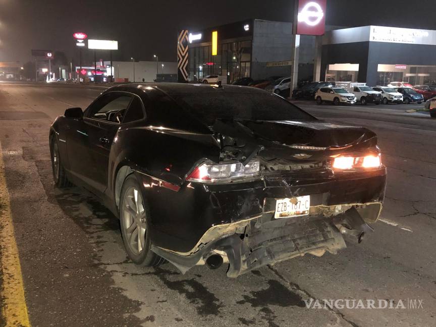 $!El Camaro terminó destrozado de la parte trasera.