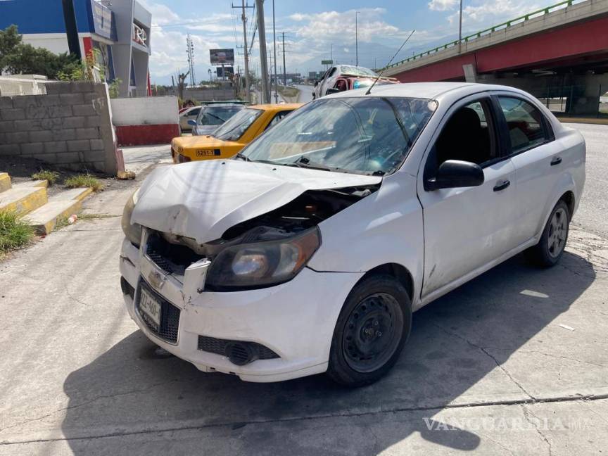 Choca y vuelca en puente del bulevar Fundadores, en Saltillo