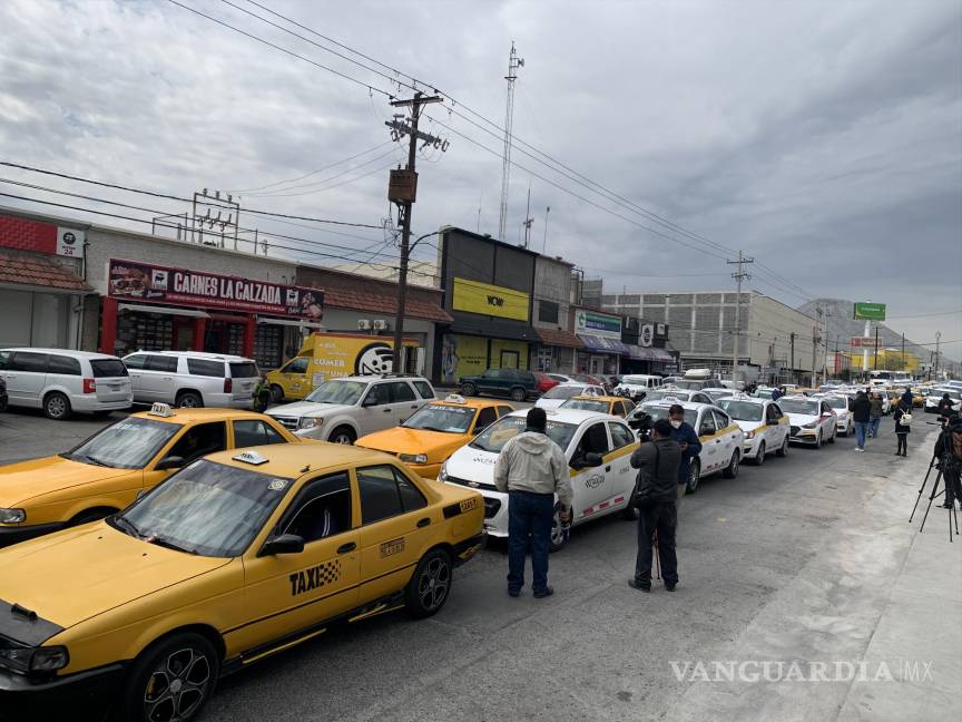 Protestan taxistas de Saltillo exigiendo estímulos fiscales; piden cumplir acuerdos por InDriver y DiDi