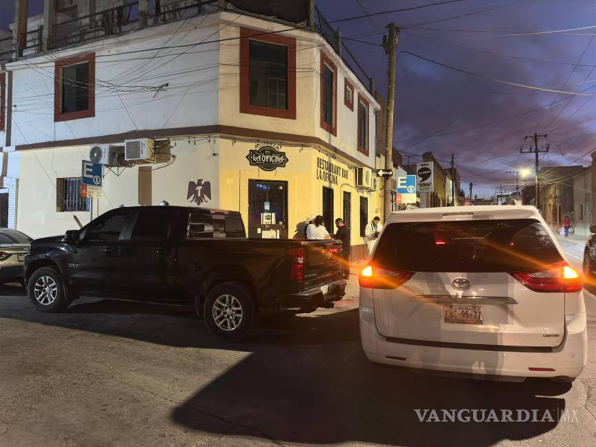 Fallece ‘echando copa’ en La Oficina, bar de Saltillo