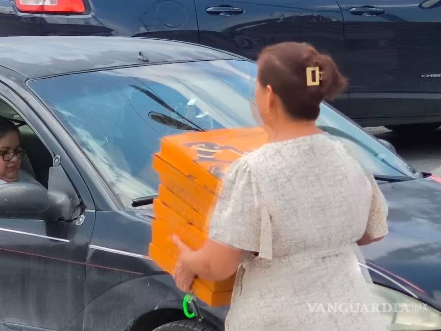 $!Clientes salieron con cajas apiladas tras aprovechar la promoción viral que ofrecía una pizza por 10 pesos.