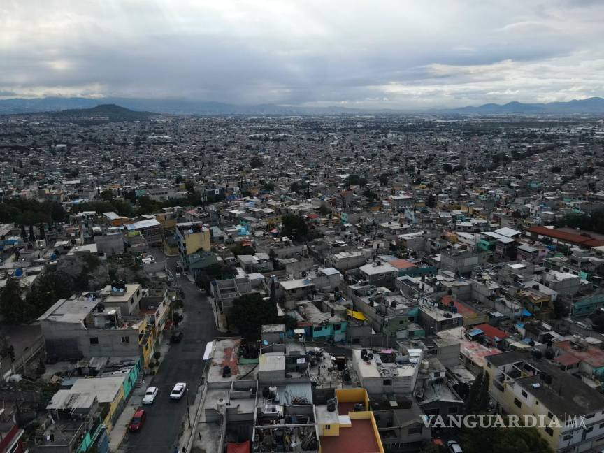 $!Unidades de almacenamiento de agua se encuentran en los tejados de la colonia Iztapalpa en la Ciudad de México.