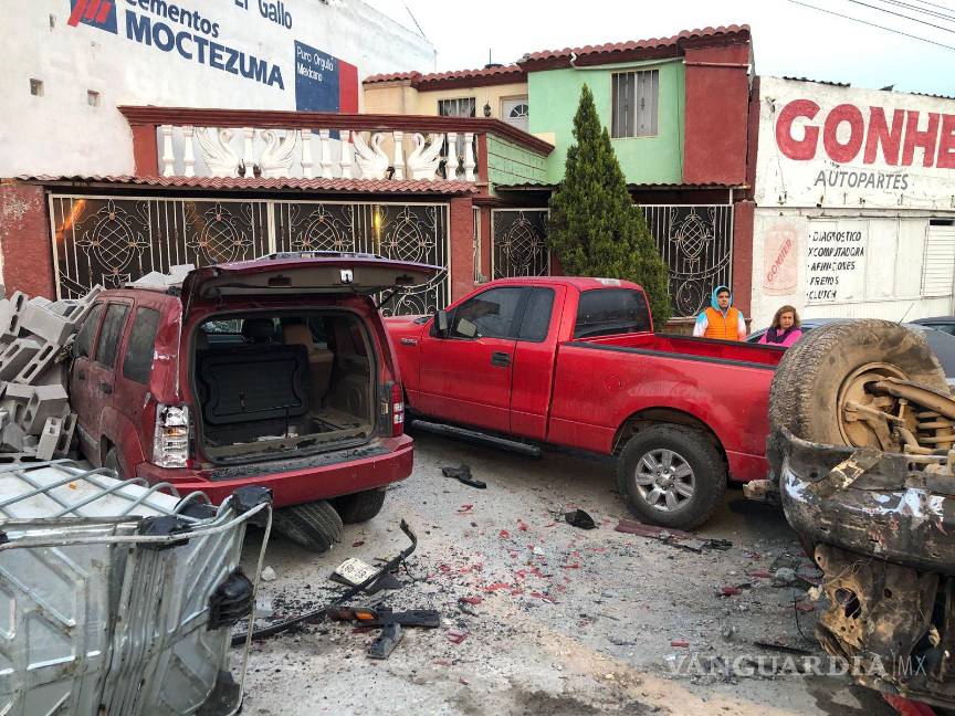 $!Metros antes del cruce con el bulevar Enrique Martínez y Martínez, el conductor perdió el control del volante.
