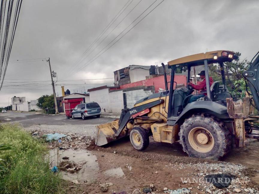 $!Con maquinaria pesada, trabajadores del Municipio retiran el escombro que arrastró la lluvia.