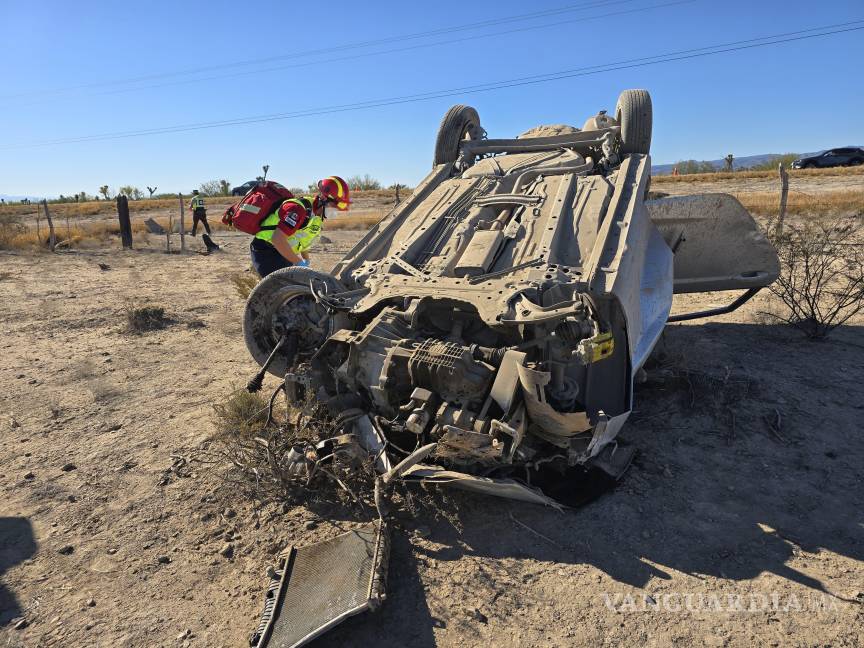 $!Autoridades localizaron el automóvil a aproximadamente 40 metros de la vía de circulación, en una zona de terracería.