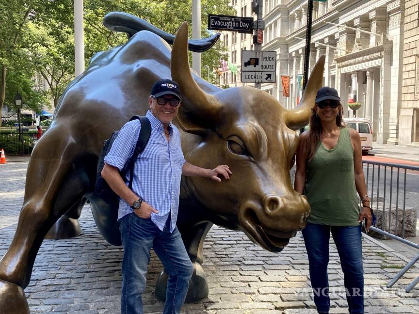 $!Detona anda en buenas cabezas, aquí en Wall Street, NYC. El autor con Gabriela Kalifa Kaún.