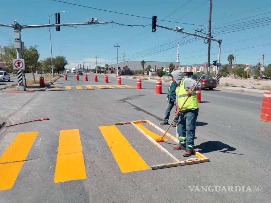 $!En distintos sectores de la ciudad varias cuadrillas se dedican a pintar el área peatonal cercana a planteles escolares.