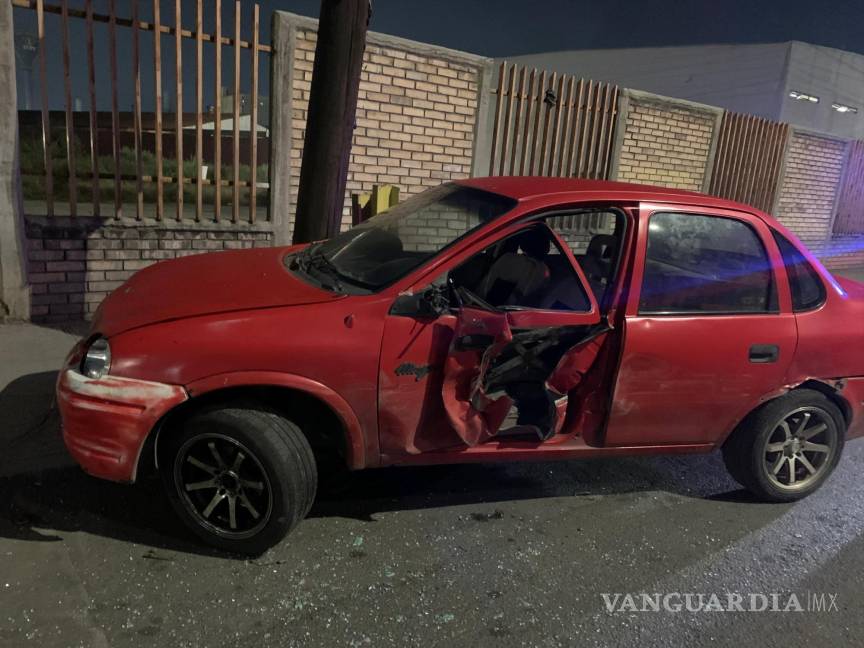 $!El vehículo fue encontrado sobre la banqueta luego del accidente.