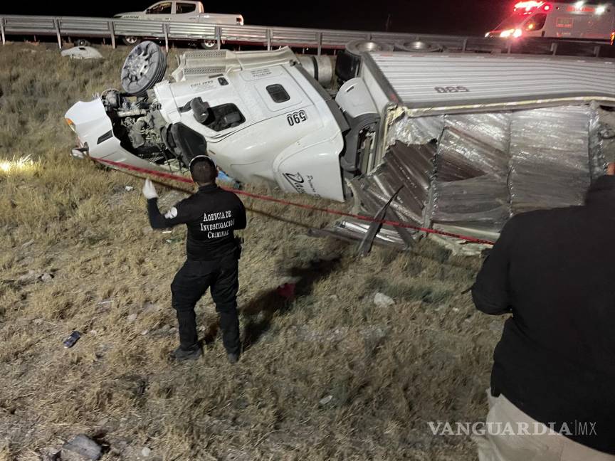 Muere trailero al volcarse sobre la Carretera Federal 57