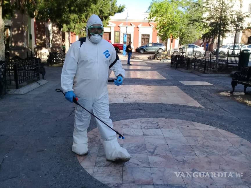 $!Desinfección en calles de Saltillo por coronavirus toma por sorpresa a ciudadanos