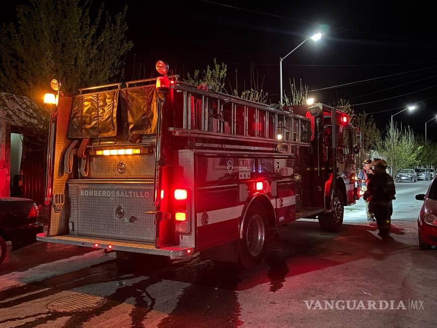 $!Bomberos sofocaron las llamas que envolvieron el vehículo dentro de una cochera en la colonia Vistas de Peña.