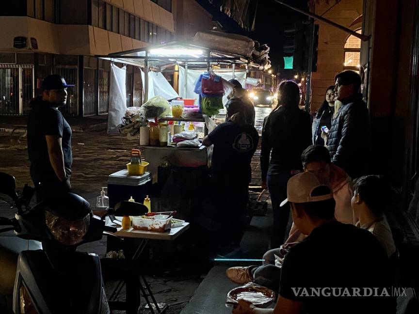 $!Taquería en plena acción nocturna.