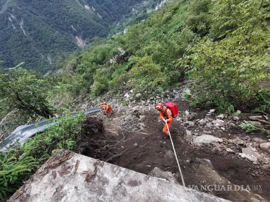$!Los rescatistas buscan a los heridos tras el terremoto en el condado de Luding, prefectura de Ganzi, provincia de Sichuan, China.