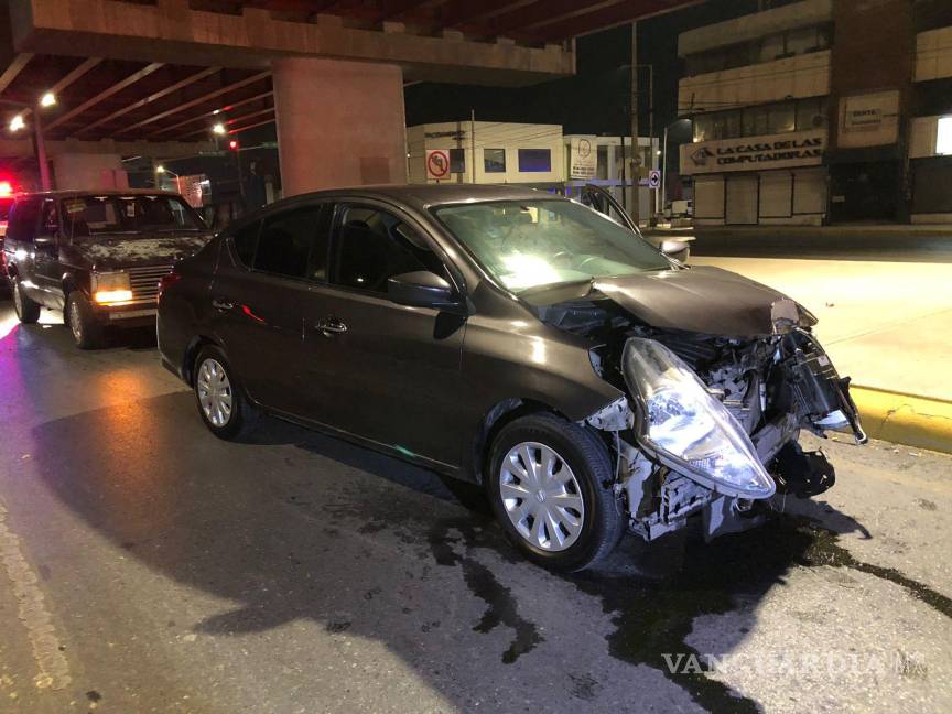 $!El auto terminó con la parte delantera destrozada.