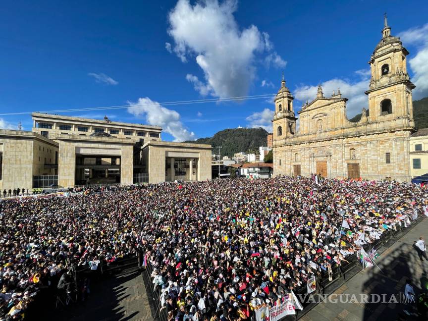 $!Participantes observan la ceremonia de investidura del presidente Gustavo Petro en la Plaza Bolívar de Bogotá, Colombia.