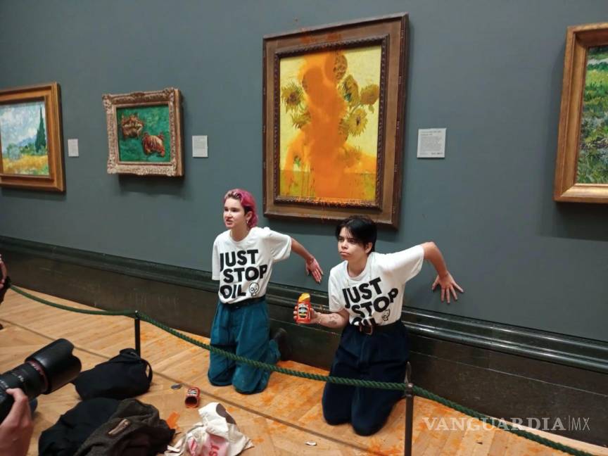 Dos integrantes de ‘Just Stop Oil’ lanzan sopa de tomate sobre ‘Los Girasoles’ de Van Gogh en la National Gallery