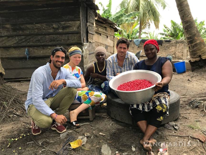 $!Los emprendedores Guillermo Milans del Bosch (derecha) y Loan Bensadon junto a mujeres agricultoras de Ghana con la baya. EFE/Baïa Food
