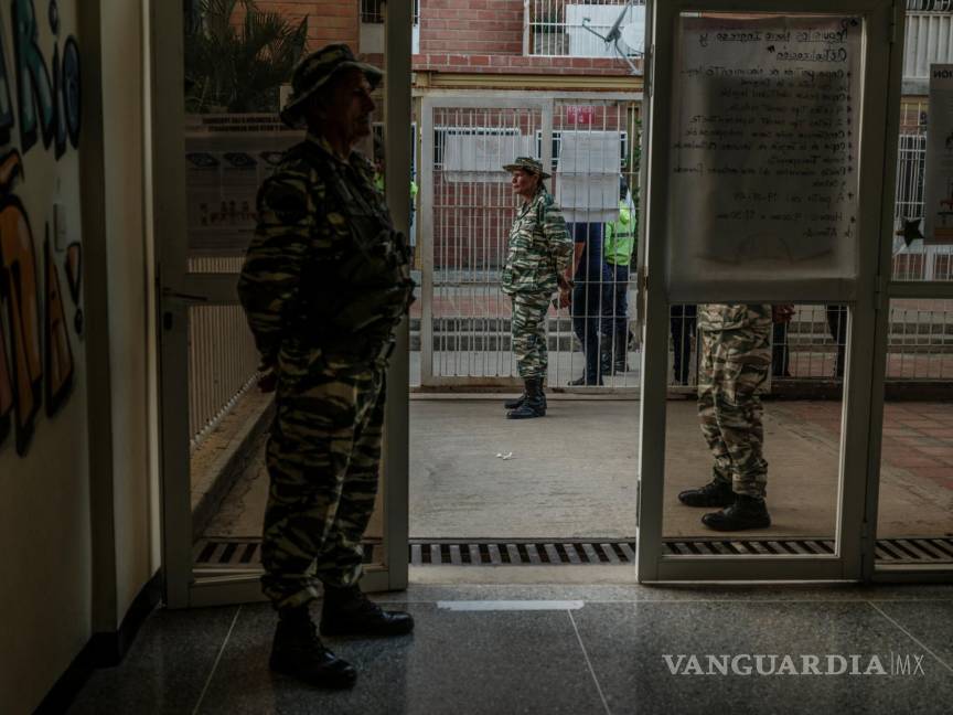 $!Miembros de una milicia leal al gobierno del presidente Nicolás Maduro en la entrada de un centro de votación en un barrio de Caracas, Venezuela.