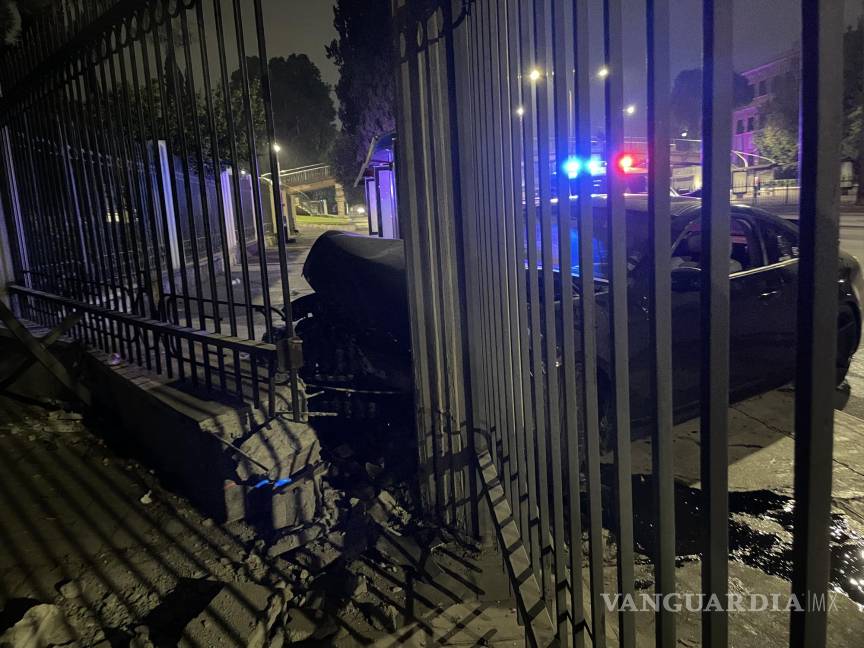 Saltillo: choca contra Químicas de la UAdeC y huye del lugar