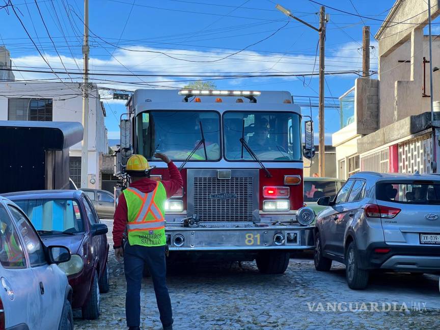 $!Los bomberos llegaron rápidamente al lugar y lograron controlar las llamas que amenazaban con extenderse a otras casas de la colonia González.