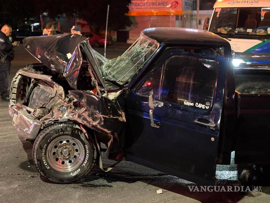 $!Los vehículos fueron remolcados al corralón, ya que la camioneta no contaba con seguro.