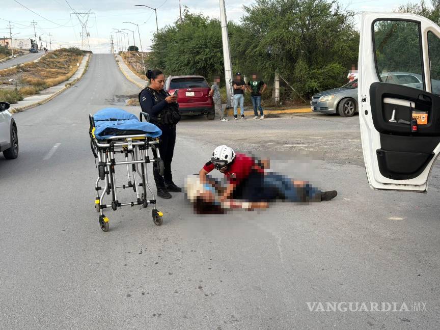 $!Paramédicos trasladaron a la joven lesionada al IMSS, donde fue reportada como delicada.