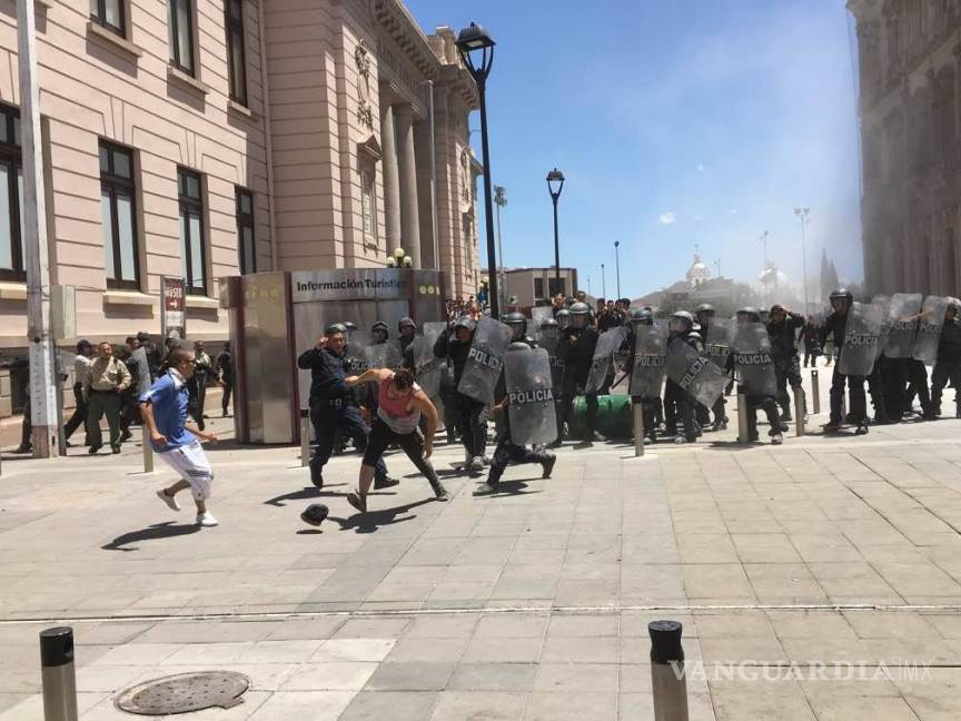 $!Piedras y destrozos en fuertes manifestaciones contra Duarte en Chihuahua, exigen su renuncia (VIDEO)