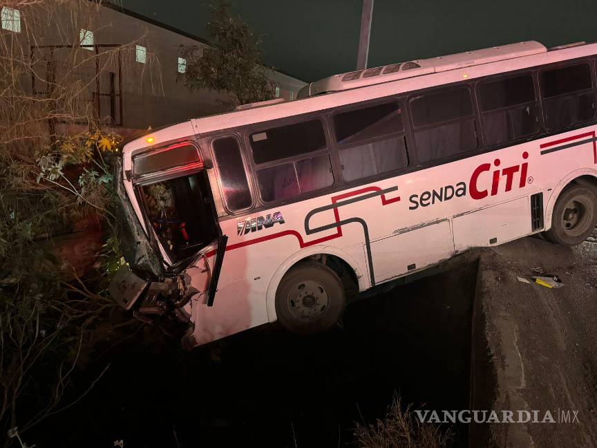 Tras choque con tráiler camión de personal cae en canal pluvial, en Nuevo León