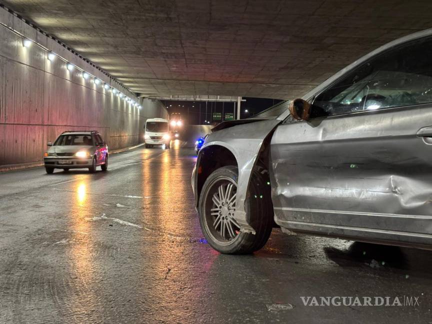 $!Elementos de Tránsito Municipal abanderaron la circulación para evitar más accidentes tras el incidente en el periférico.