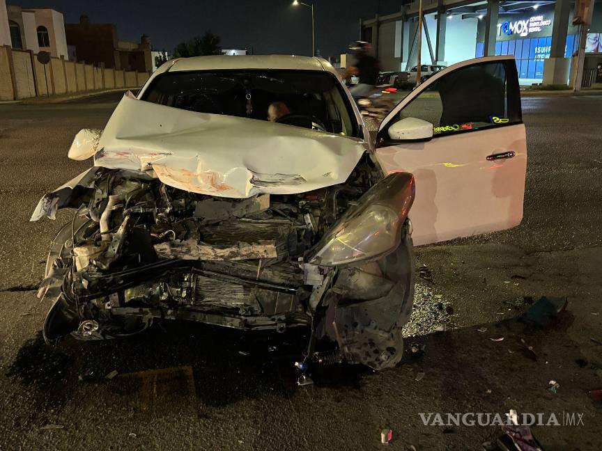 $!Paramédicos de la Cruz Roja valoraron a los implicados; no hubo heridos graves.