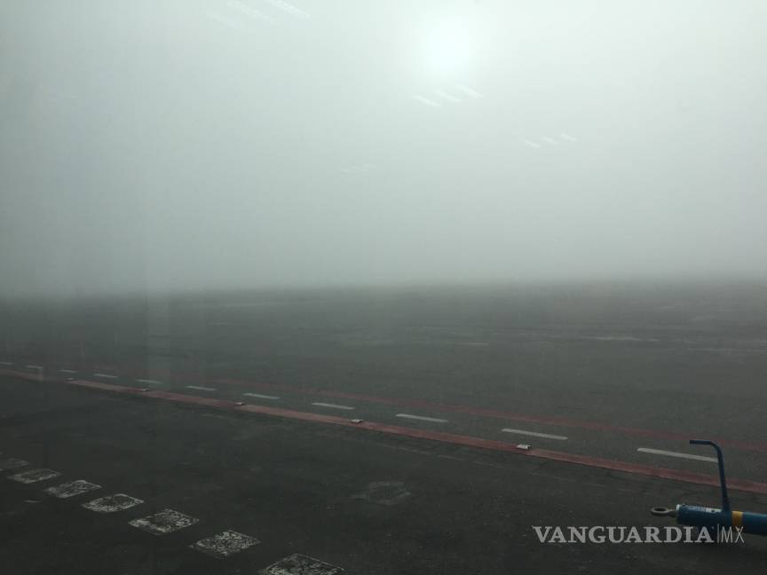 $!Vuelo de Aeroméxico se atrasa, cubre neblina el aeropuerto de Saltillo