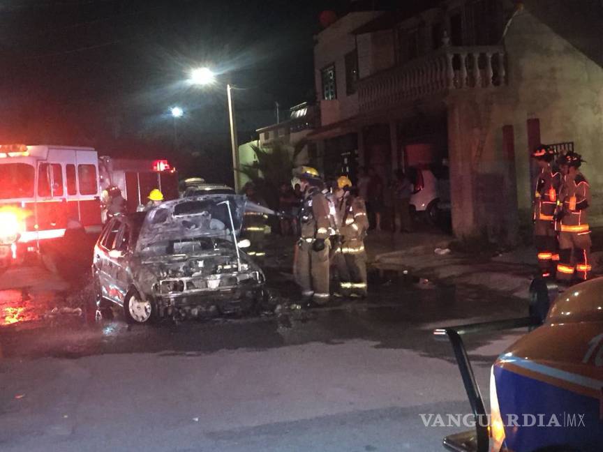 Por venganza le incendian auto en la cochera; la familia se resguardó en lo más lejano de la vivienda para salvarse de las llamas