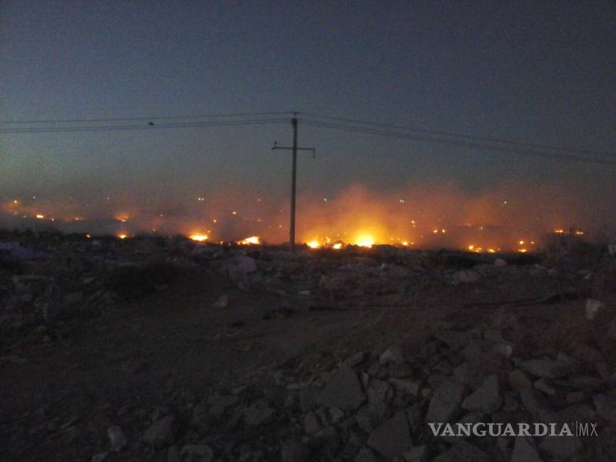 $!Voraz incendio en tiradero de basura en Torreón