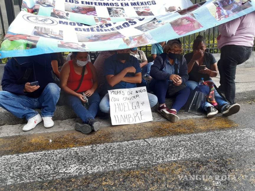 Padres de niños con cáncer inician huelga de hambre afuera de la Secretaría de Salud en la CDMX
