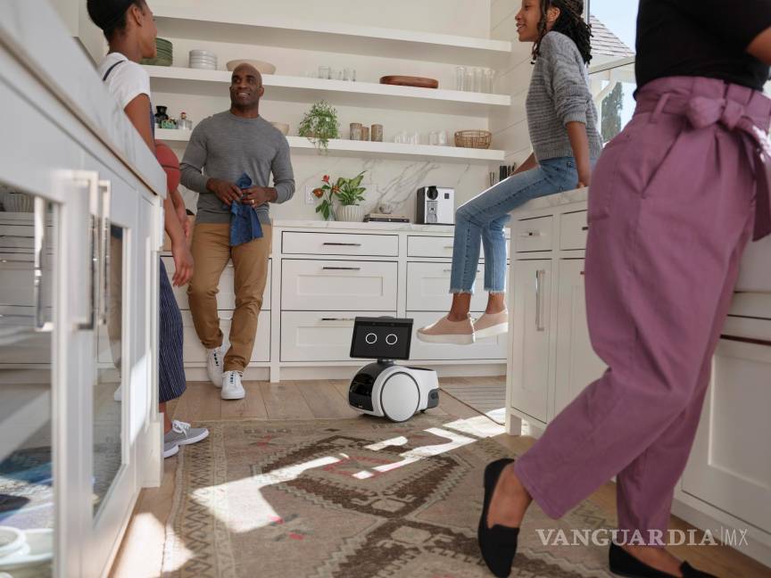 $!Fotografía cedida por Amazon donde se muestra su pequeño robot Astro mientras observa junto a los integrantes de una familia en la cocina de una casa. EFE/Amazon