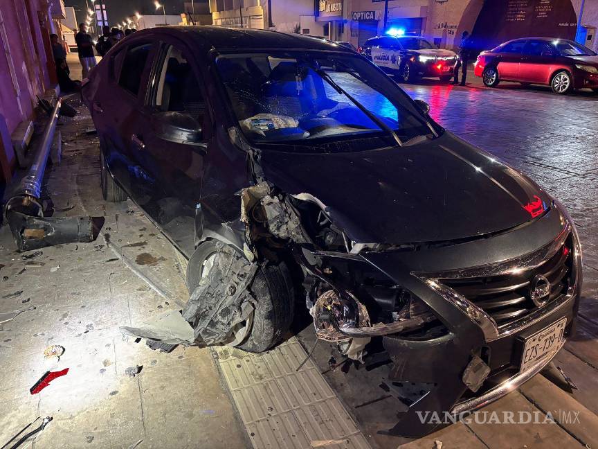 $!El Nissan Versa impactó la parte trasera de un automóvil MG y derribó una luminaria, luego de que su conductor perdiera el control durante una persecución en el centro de Saltillo.