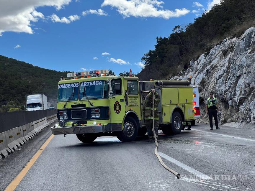 $!Bomberos de Arteaga trabajaron arduamente para extinguir las llamas que consumieron la camioneta.