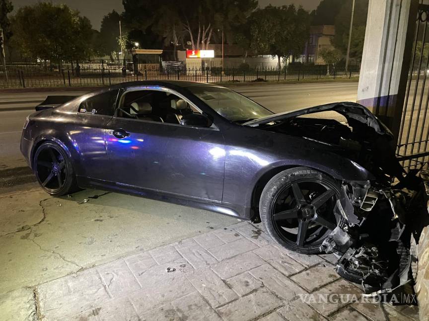 Saltillo: choca contra Químicas de la UAdeC y huye del lugar