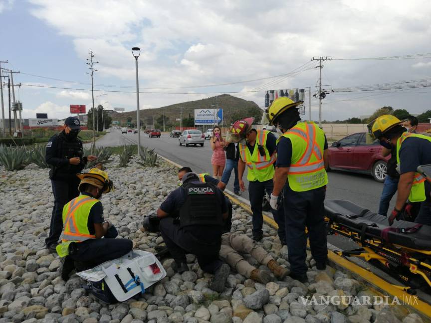 $!Policía saca la vuelta a vehículo y se cae con todo y moto