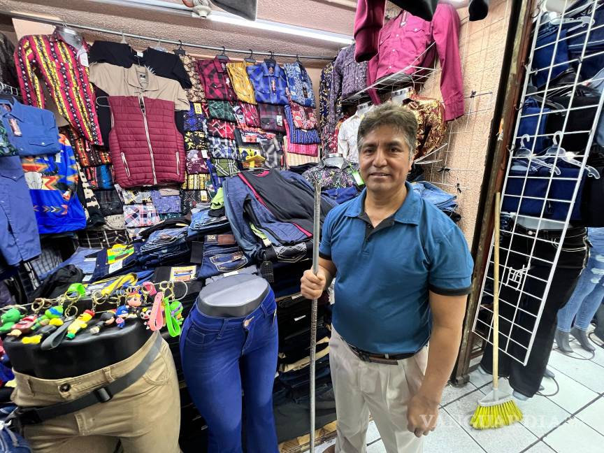 $!Juan González, vendedor de ropa.