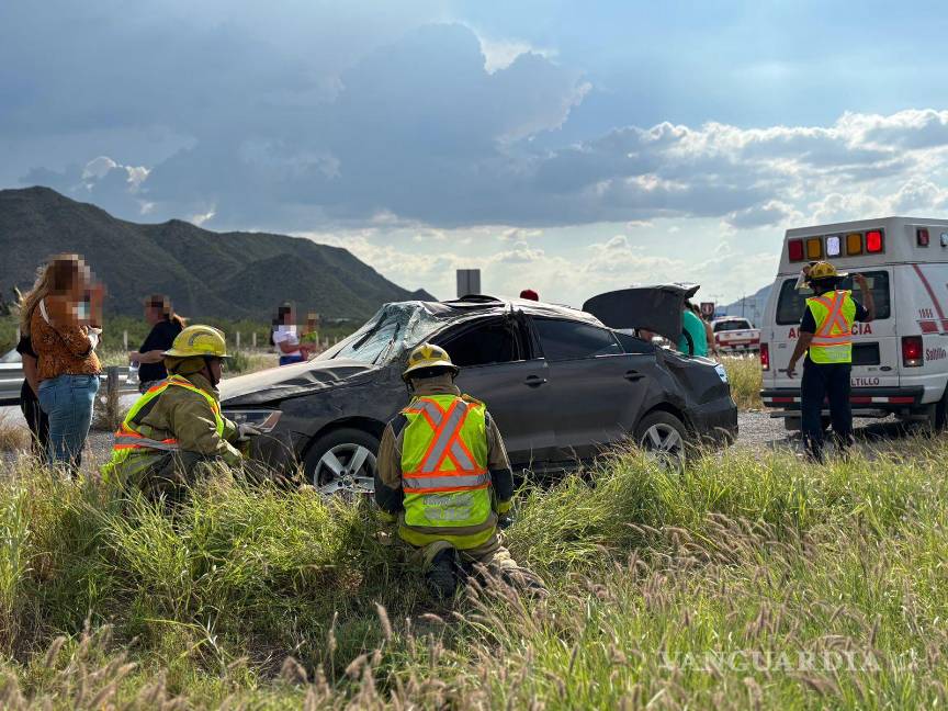 $!El Jetta terminó volcado sobre la terracería a la altura del kilómetro 16.