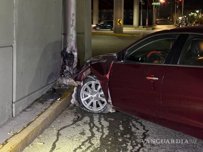 $!El vehículo Chevrolet sufrió daños considerables y fue retirado por una grúa al corralón.