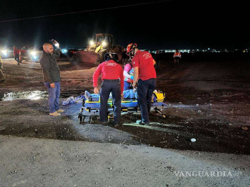 Camión choca con cableado eléctrico y vuelca, en Ramos Arizpe; conductor resulta herido