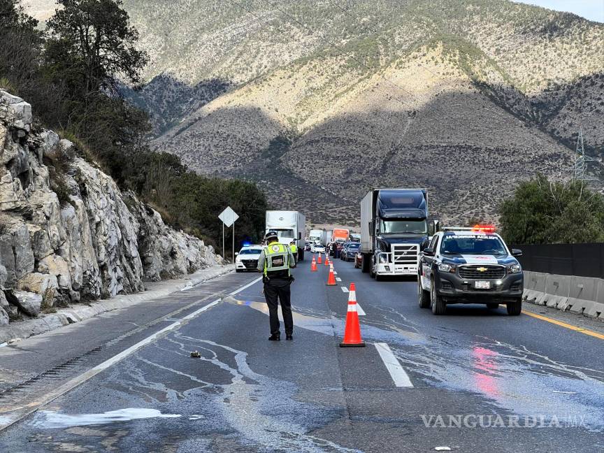 $!La Guardia Nacional y Policía Municipal cerraron temporalmente el tramo afectado de la carretera 57 para garantizar la seguridad de los conductores.