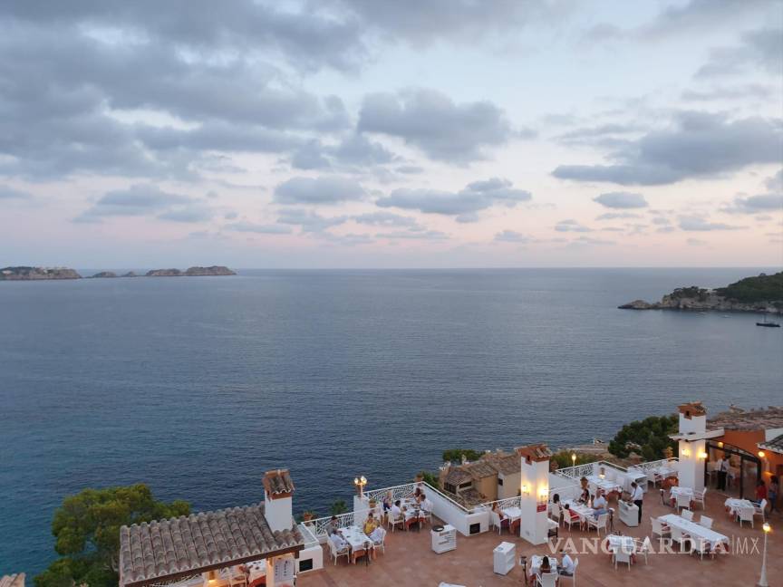 $!Mallorca, cenando con el inmenso Mediterráneo al lado al anochecer, un día de agosto de 2020, bien separaditos por la pandemia.