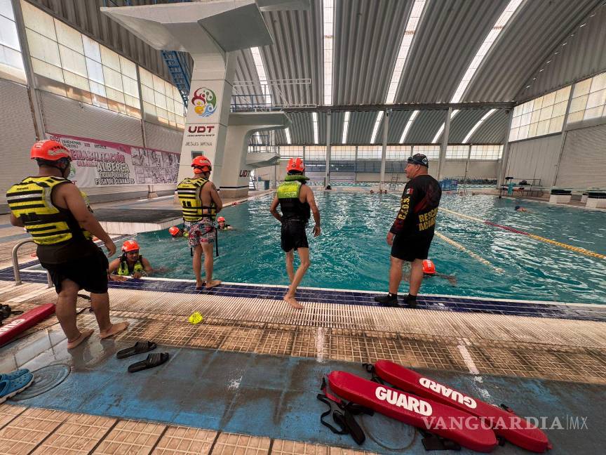 $!Elementos del Heroico Cuerpo de Bomberos entrenaron técnicas de flotación.