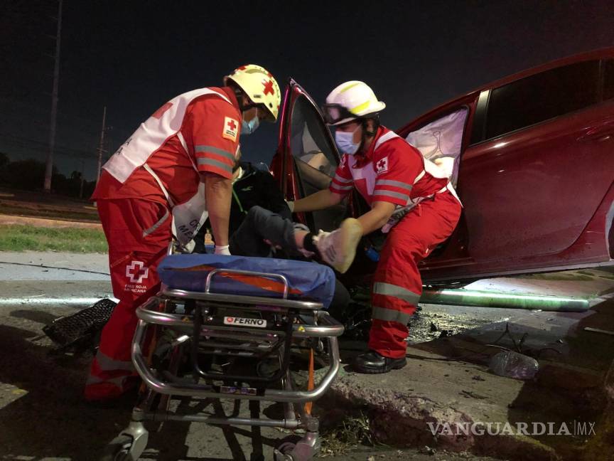 $!Los paramédicos de la Cruz Roja estabilizaron al conductor lesionado antes de trasladarlo de urgencia a un hospital privado para recibir atención médica.